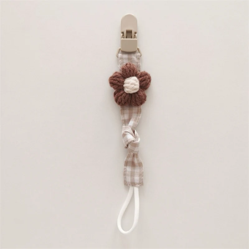 Handgemachter Baumwoll-Schnullerclip mit Gingham-Gurt und gestrickter Blume
