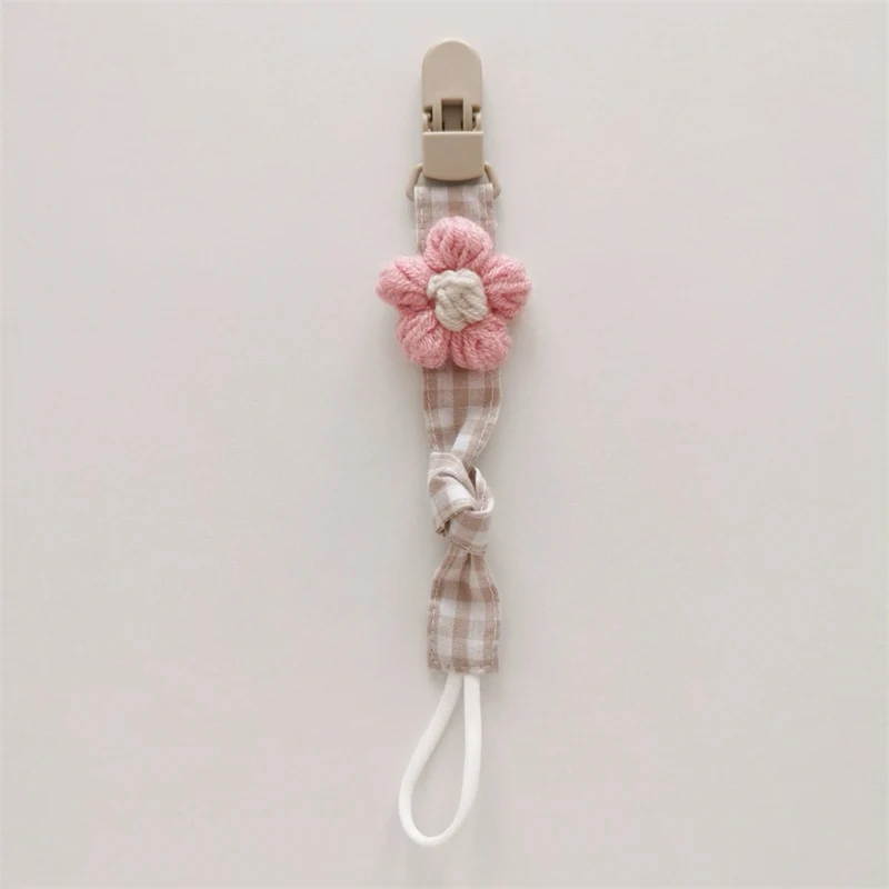 Handgemachter Baumwoll-Schnullerclip mit Gingham-Gurt und gestrickter Blume