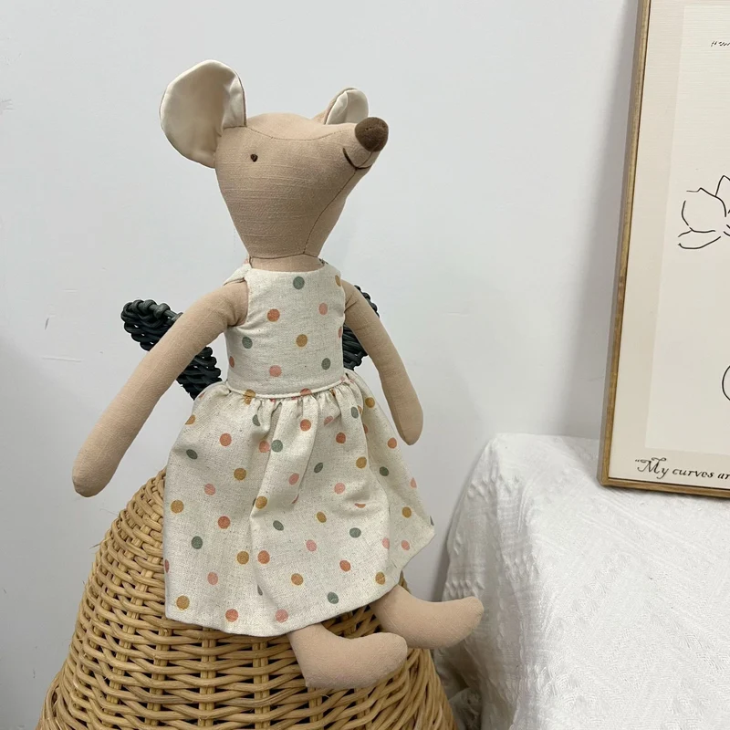 Handgefertigte Bio-Baumwoll-Punktemauspuppe mit Kleid und Korb