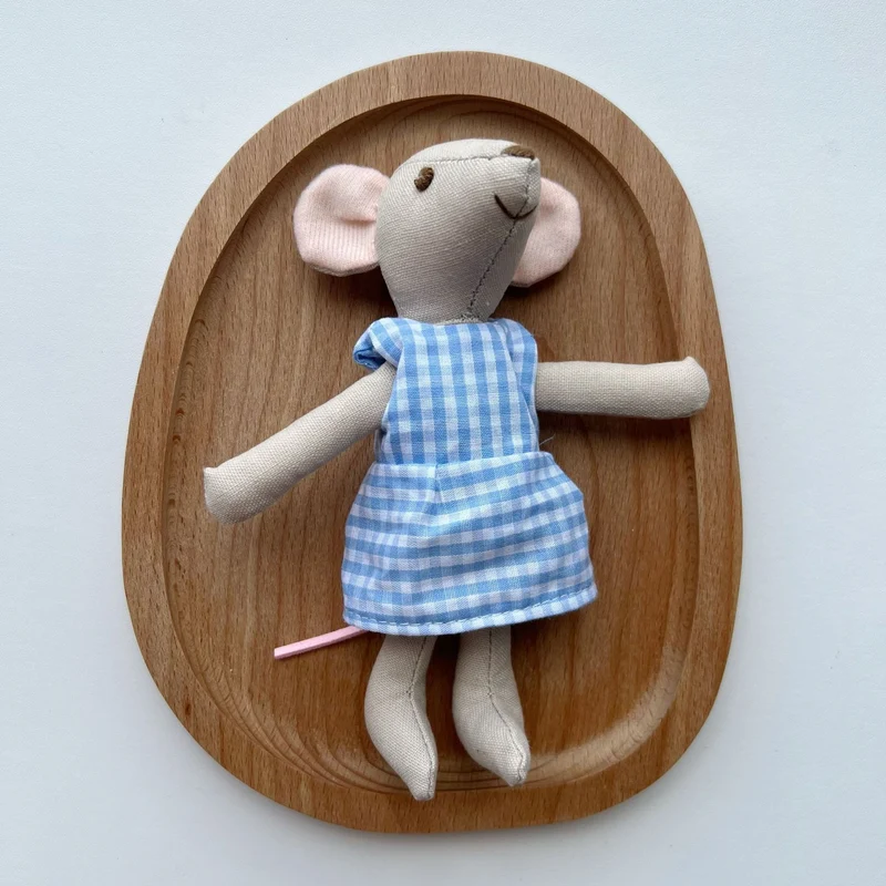 Handgefertigte Bio-Baumwolle Hasenpuppe mit Leinenjacke und karierten Shorts
