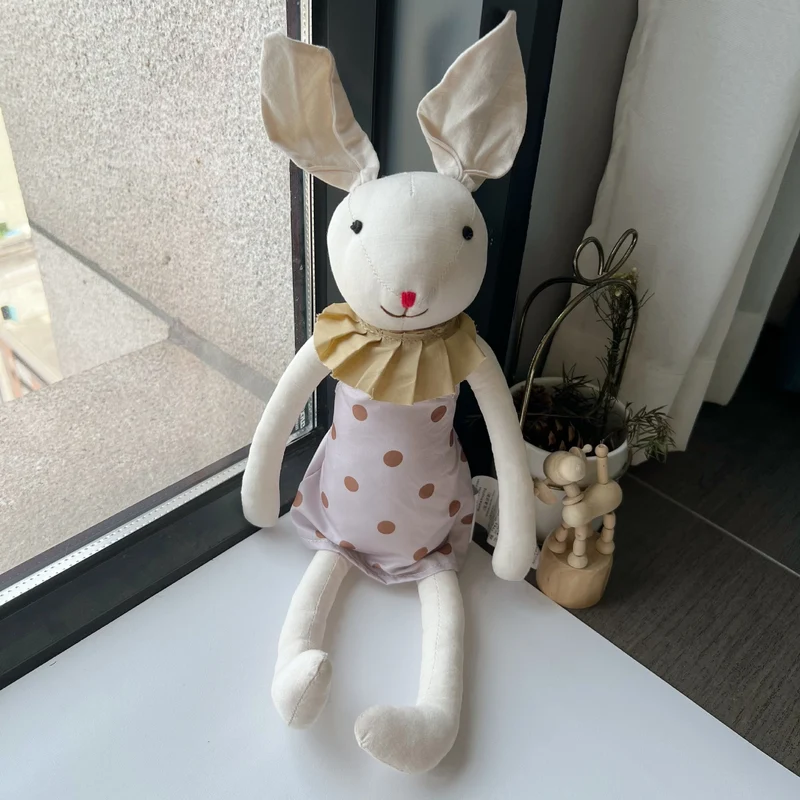 Handgefertigte Bio-Baumwolle Hasenpuppe mit Leinenjacke und karierten Shorts