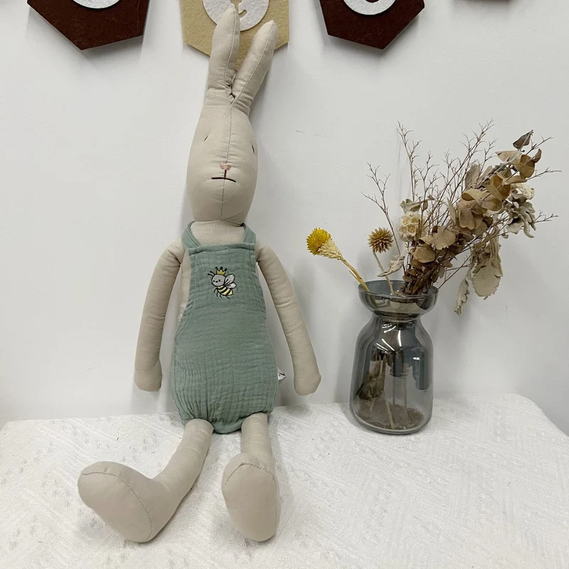 Handgefertigte Bio-Baumwolle Hasenpuppe mit Leinenjacke und karierten Shorts