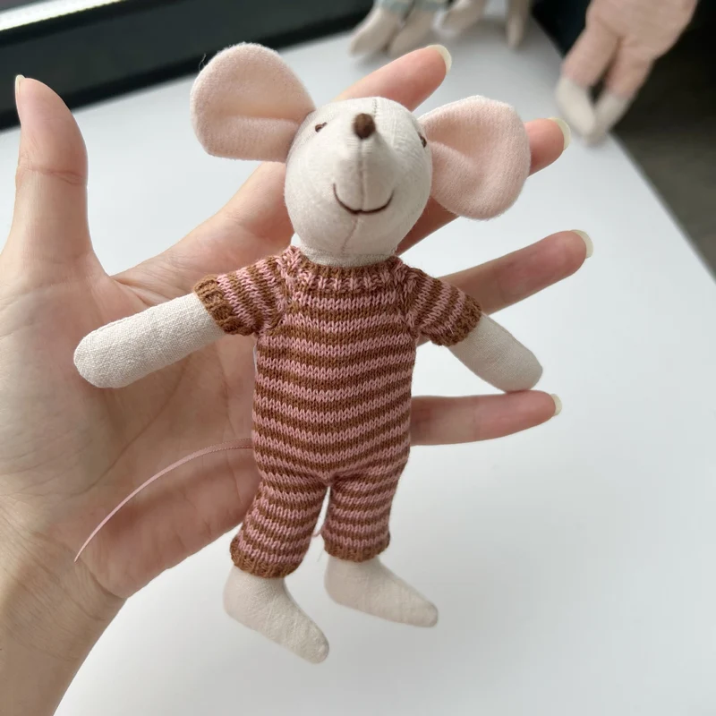 Handgefertigte Bio-Baumwolle Hasenpuppe mit Leinenjacke und karierten Shorts