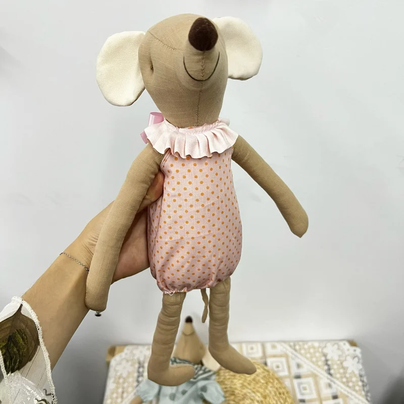 Handgefertigte Bio-Baumwolle Hasenpuppe mit Leinenjacke und karierten Shorts