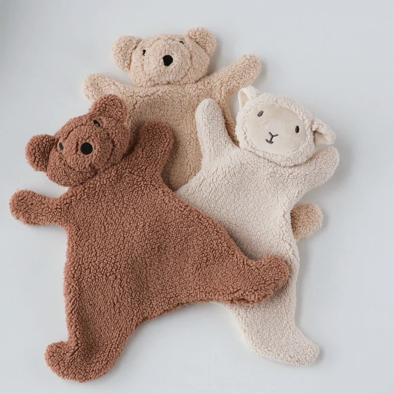 Handgefertigte Bio-Baumwolle Hasenpuppe mit Leinenjacke und karierten Shorts