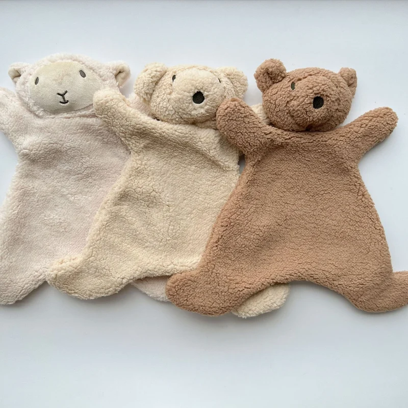Handgefertigte Bio-Baumwolle Hasenpuppe mit Leinenjacke und karierten Shorts