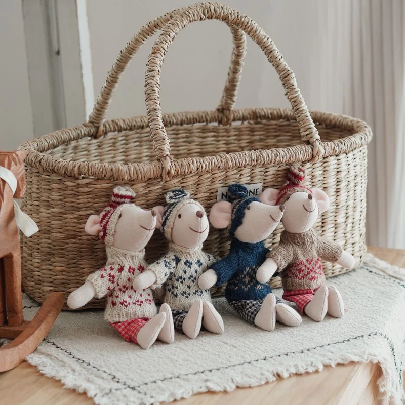 Handgefertigte Maus Plüschpuppe mit gestricktem Herzpullover, Pom-Pom-Mütze und Gingham-Hose