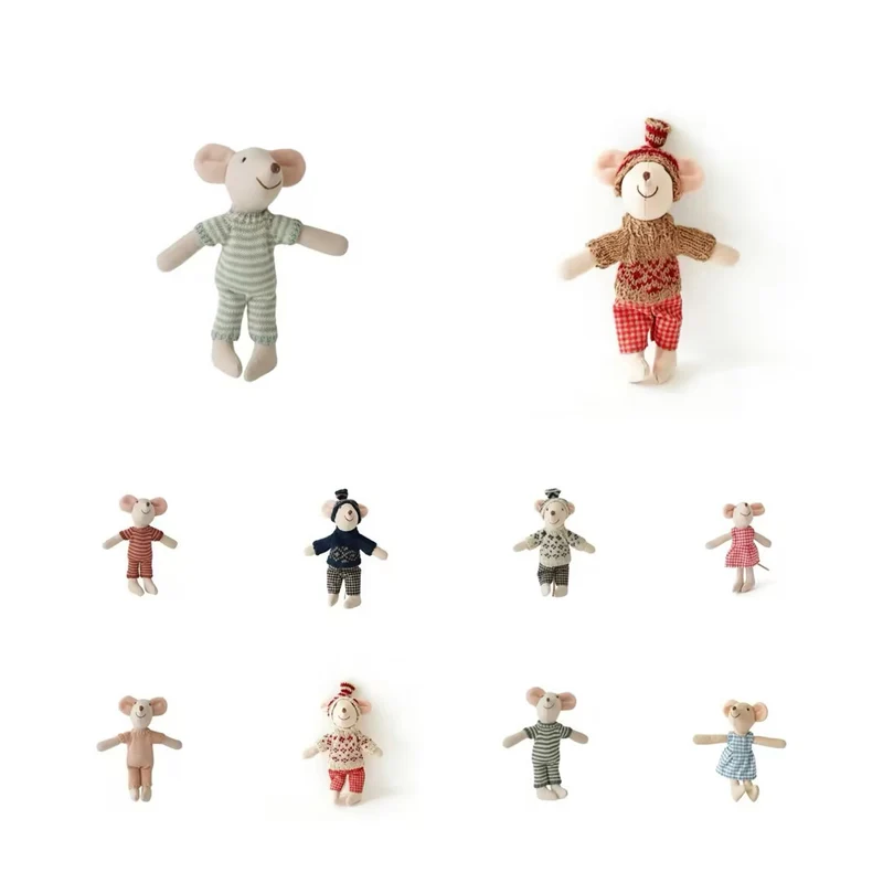 Handgefertigte Maus Plüschpuppe mit gestricktem Herzpullover, Pom-Pom-Mütze und Gingham-Hose