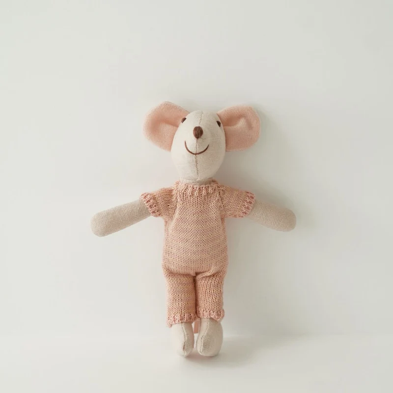 Handgefertigte Maus Plüschpuppe mit gestricktem Herzpullover, Pom-Pom-Mütze und Gingham-Hose