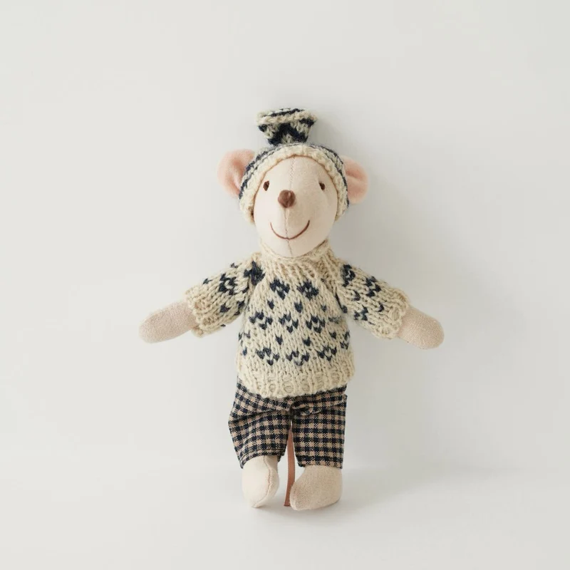 Handgefertigte Maus Plüschpuppe mit gestricktem Herzpullover, Pom-Pom-Mütze und Gingham-Hose