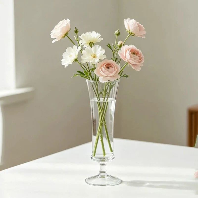 Eleganter dekorativer Glasskelch