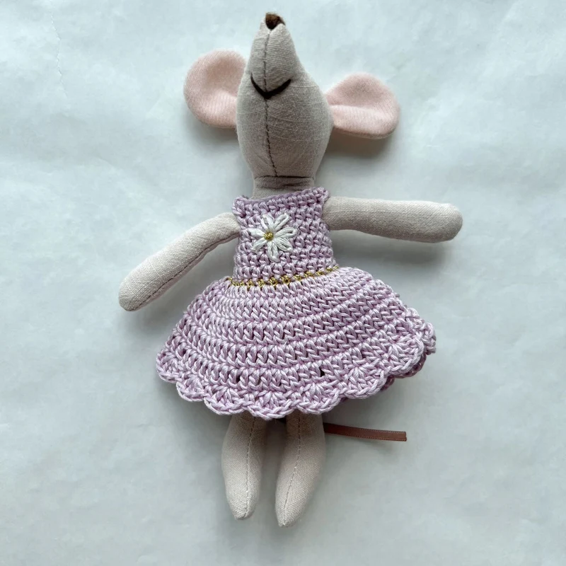 Handgefertigte Leinen-Baumwoll-Mauspuppe mit Häkelkleid und gestickter Blume