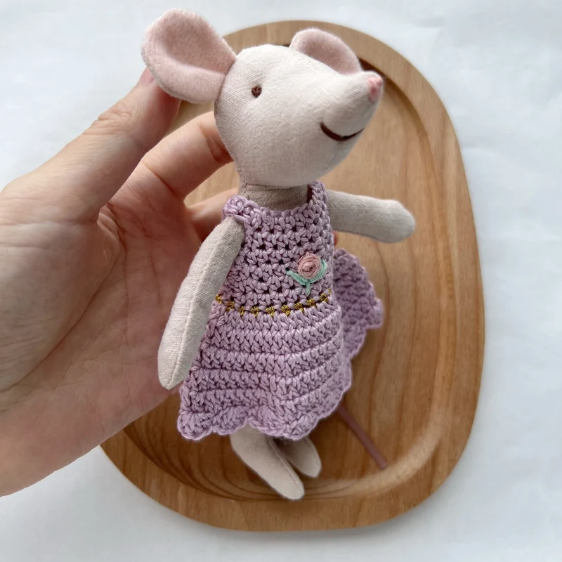 Handgefertigte Leinen-Baumwoll-Mauspuppe mit Häkelkleid und gestickter Blume