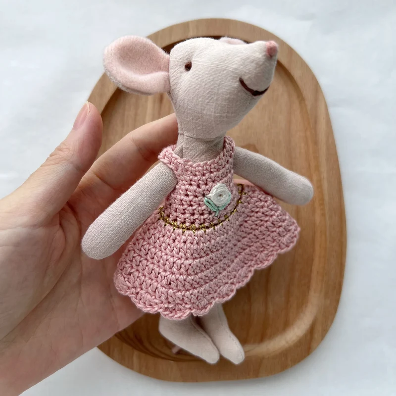 Handgefertigte Leinenmaus-Puppe mit gehäkeltem Kleid und gesticktem Gesicht
