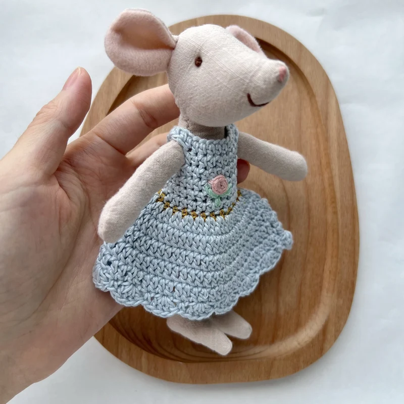 Handgefertigte Leinenmaus-Puppe mit gehäkeltem Kleid und gesticktem Gesicht
