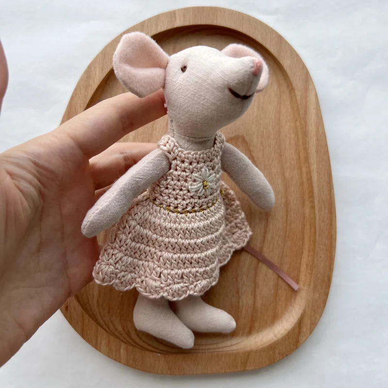 Handgefertigte Leinenmaus-Puppe mit gehäkeltem Kleid und gesticktem Gesicht