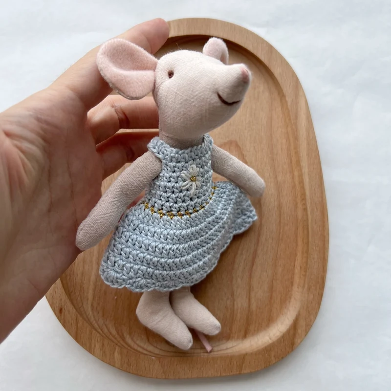 Handgefertigte Leinenmaus-Puppe mit gehäkeltem Kleid und gesticktem Gesicht