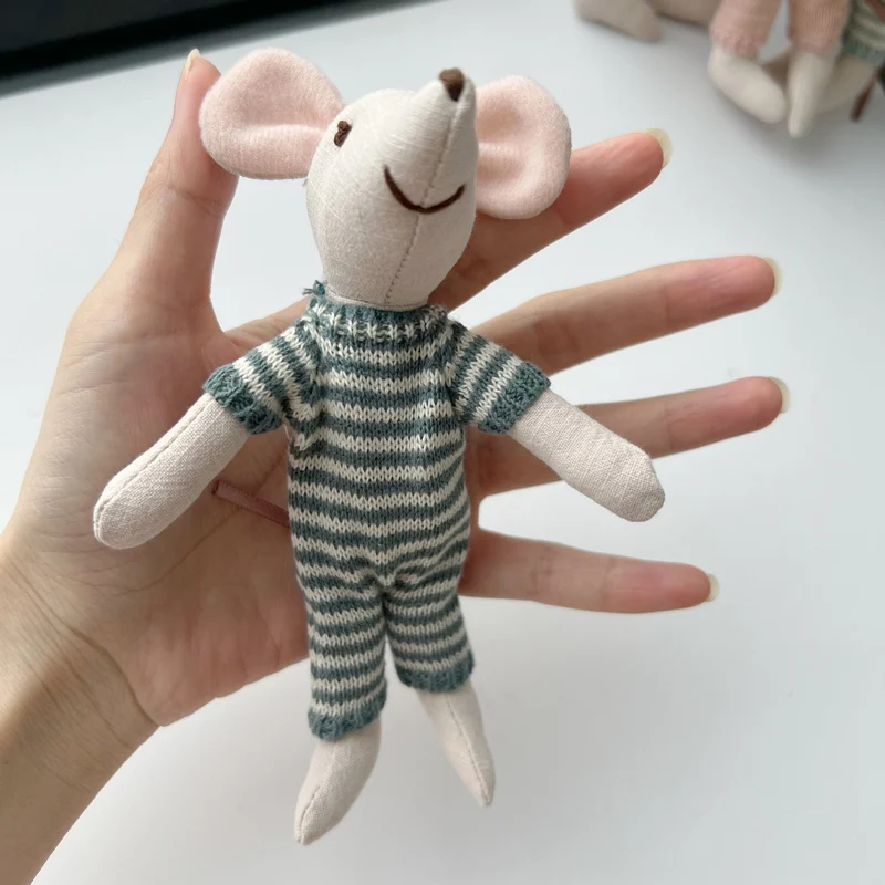 Handgefertigtes Leinen-Elefant-Plüschspielzeug mit gestreiftem Rüschkragen und weichem Overall