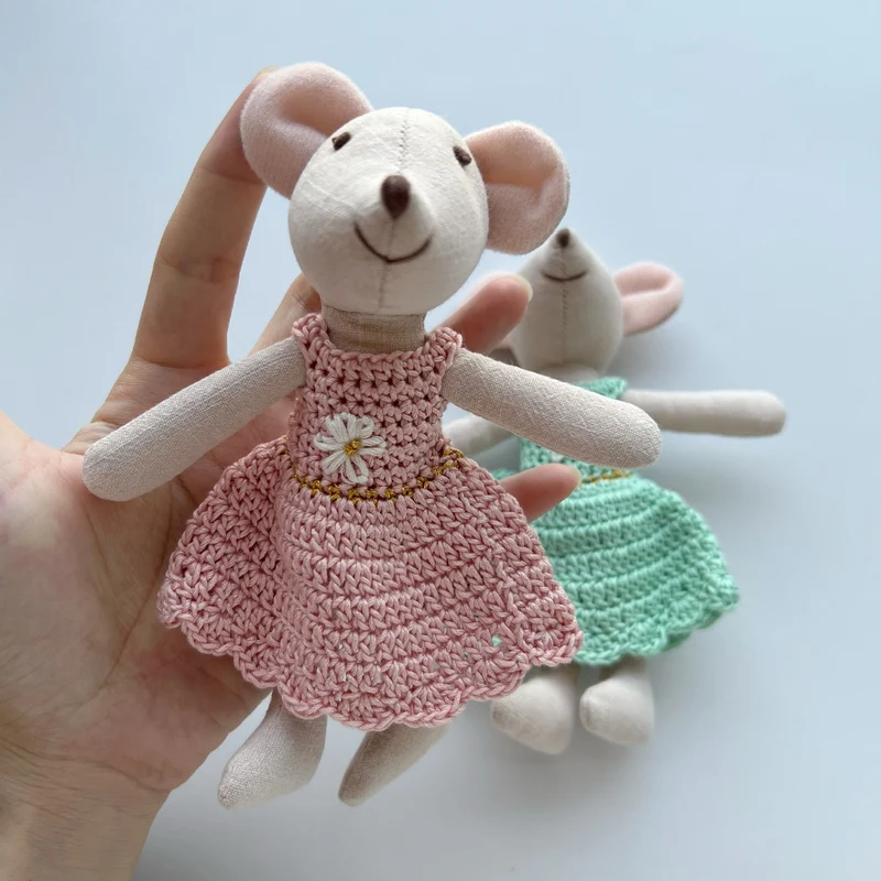Handgefertigtes Leinen-Elefant-Plüschspielzeug mit gestreiftem Rüschkragen und weichem Overall