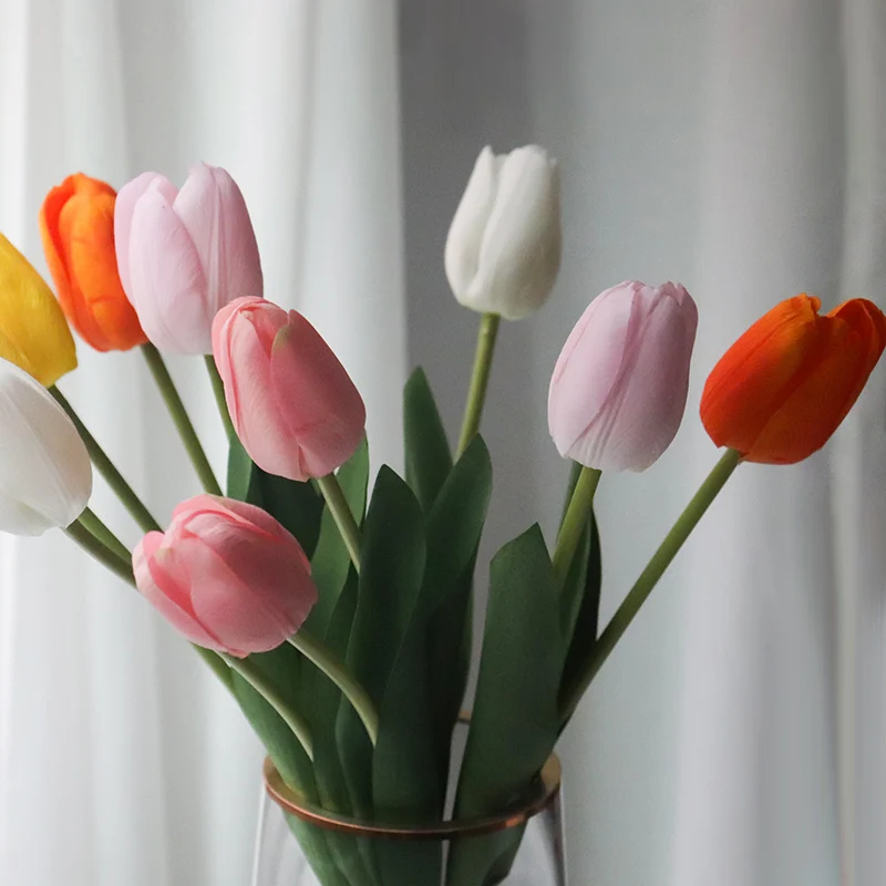 Realistische Tulpenblumenstängel