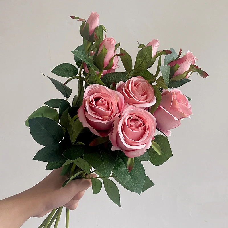 Realistische künstliche Rosenstängel