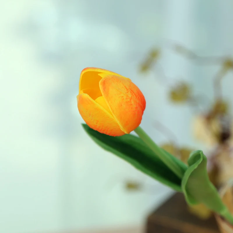 Lebensechter weißer Blumenschaft