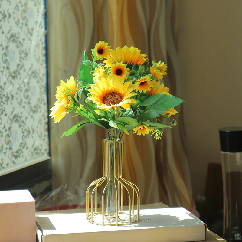 Lebensechte Blumenarrangement in eleganter Vase