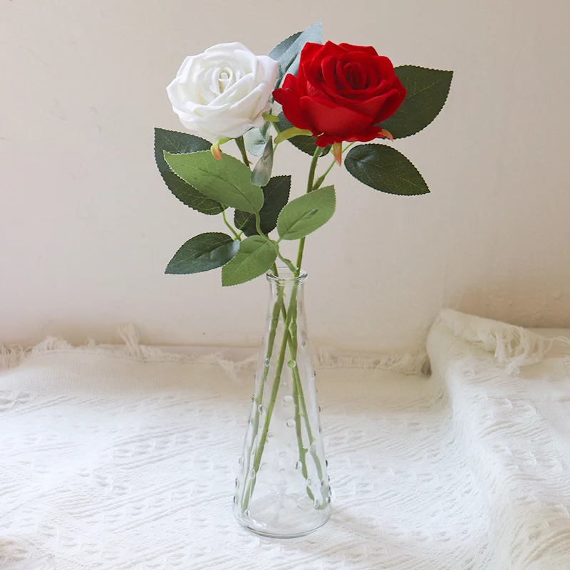 Lebensechte Blumenarrangement in eleganter Vase