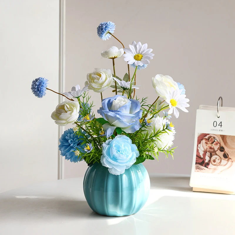 Lebensechte Blumenarrangement in dekorativer Keramikvase