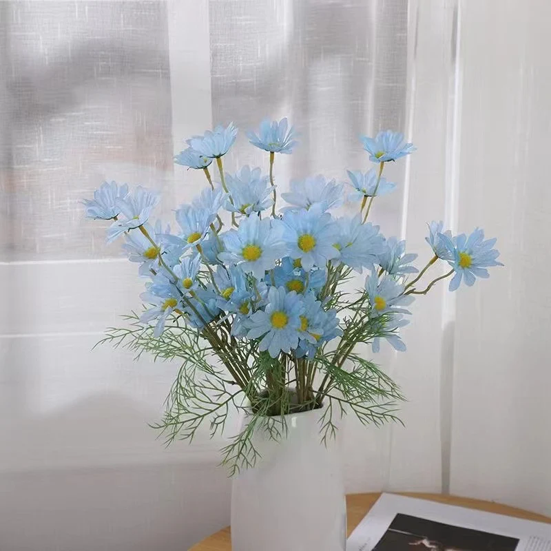 Lebensechter blauer Gänseblümchenstrauß