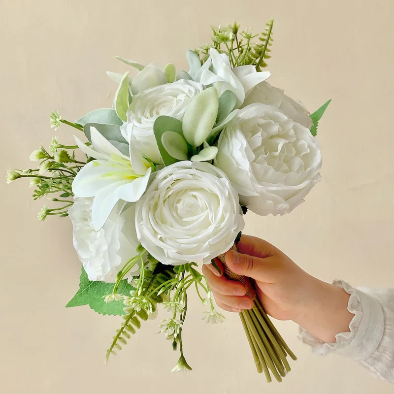 Eleganter künstlicher Blumenstrauß