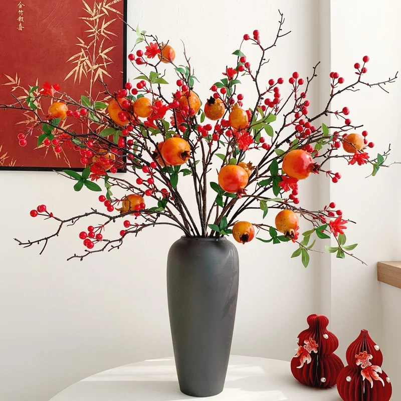 Dekorative Granatapfelblütenarrangement