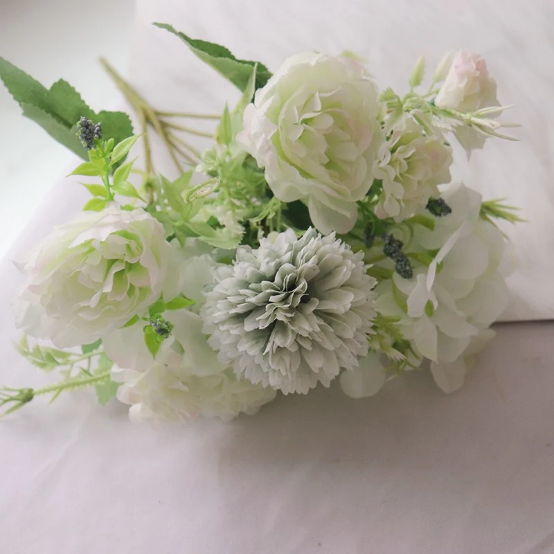 Künstliches Blumenarrangement