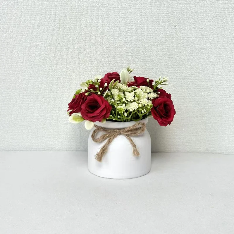 Lebensechter Blumenstrauß in dekorativem Topf für die wohnkultur