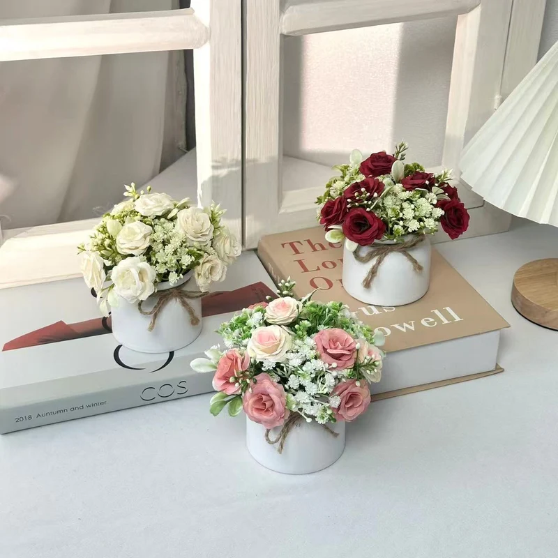 Lebensechter Blumenstrauß in dekorativem Topf für die wohnkultur