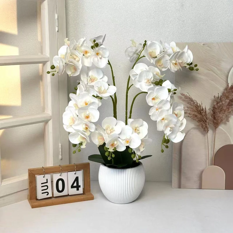 Lebensechte dekorative Orchideenarrangement für die Innenausstattung