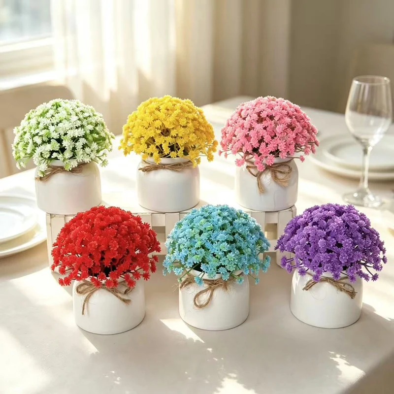 Lebensechte Lila Blumenarrangement