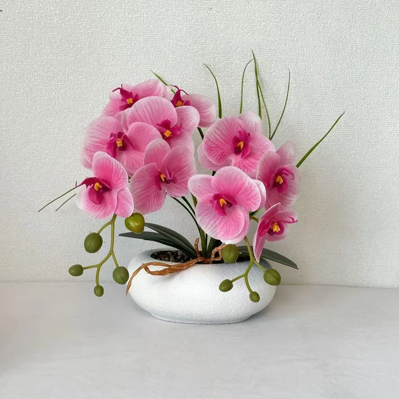 Lebensechte Orchideenblumenstrauß-Anordnung