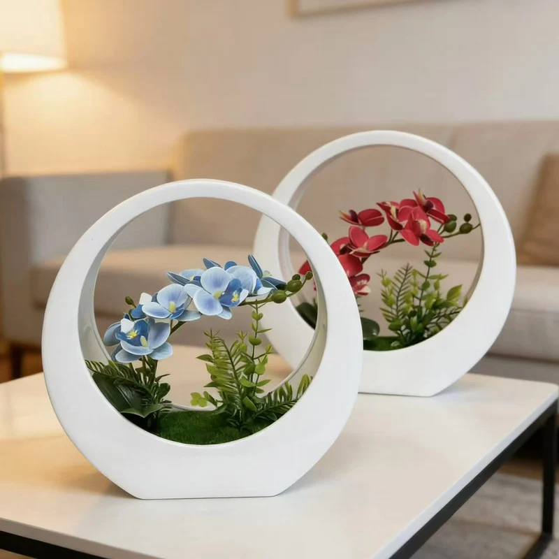 Dekorative Orchideenpflanze in modernem runden Vase