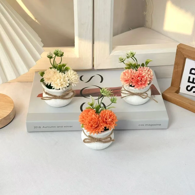 Dekorative Mini-Blumenarrangement im Topf