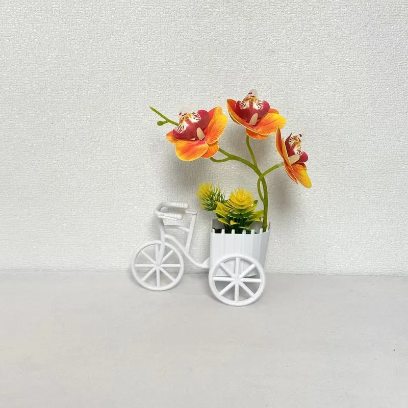 Dekorativer Fahrrad-Blumentopf mit Kunstorchideen-Arrangements für Dekor