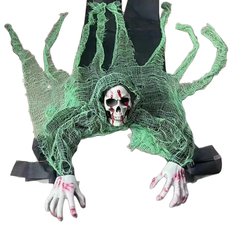 Gruselige kriechende Halloween-Dekofigur mit Schädel, blutigen Händen und zerrissener Netzstoffbespannung