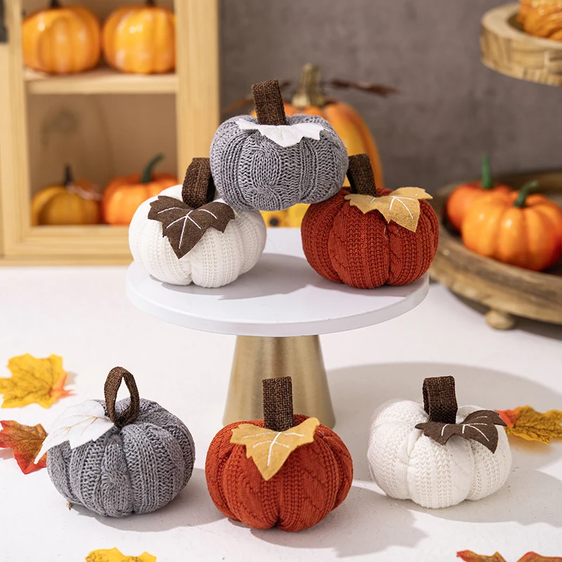 Gestrickter Stoffkürbis als herbstliche Tischdeko mit Filzblatt