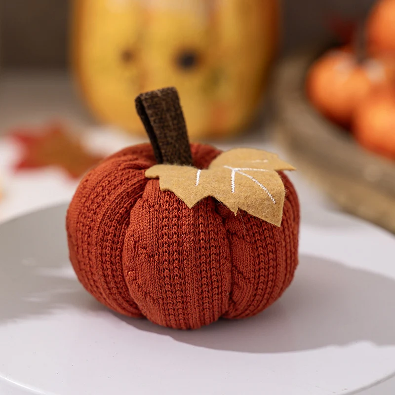 Gestrickter Stoffkürbis als herbstliche Tischdeko mit Filzblatt