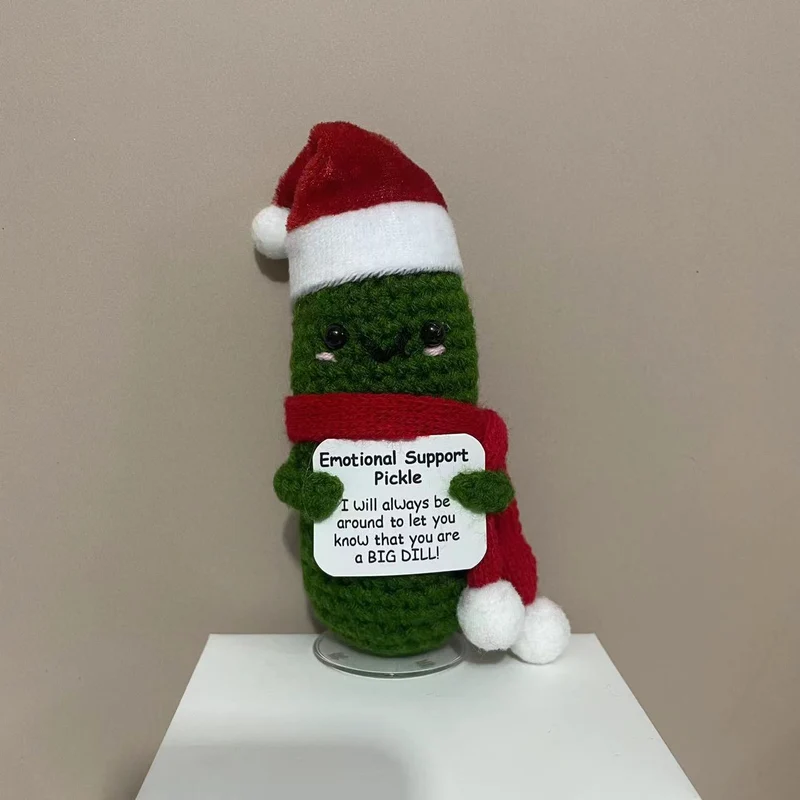 Plüschknuffel mit Weihnachtsmannhut und Schal