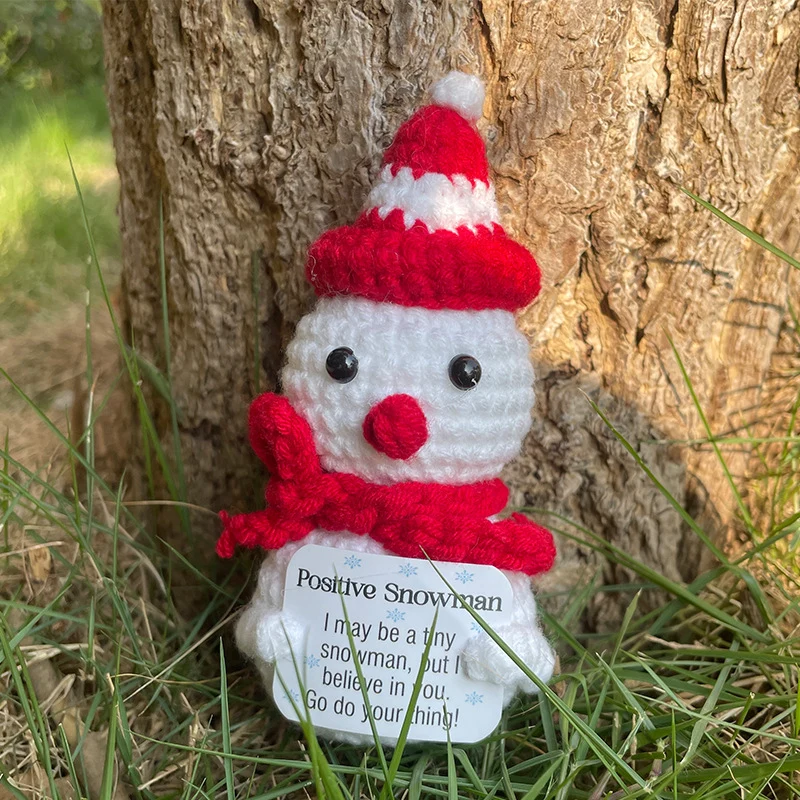 Plüschknuffel mit Weihnachtsmannhut und Schal