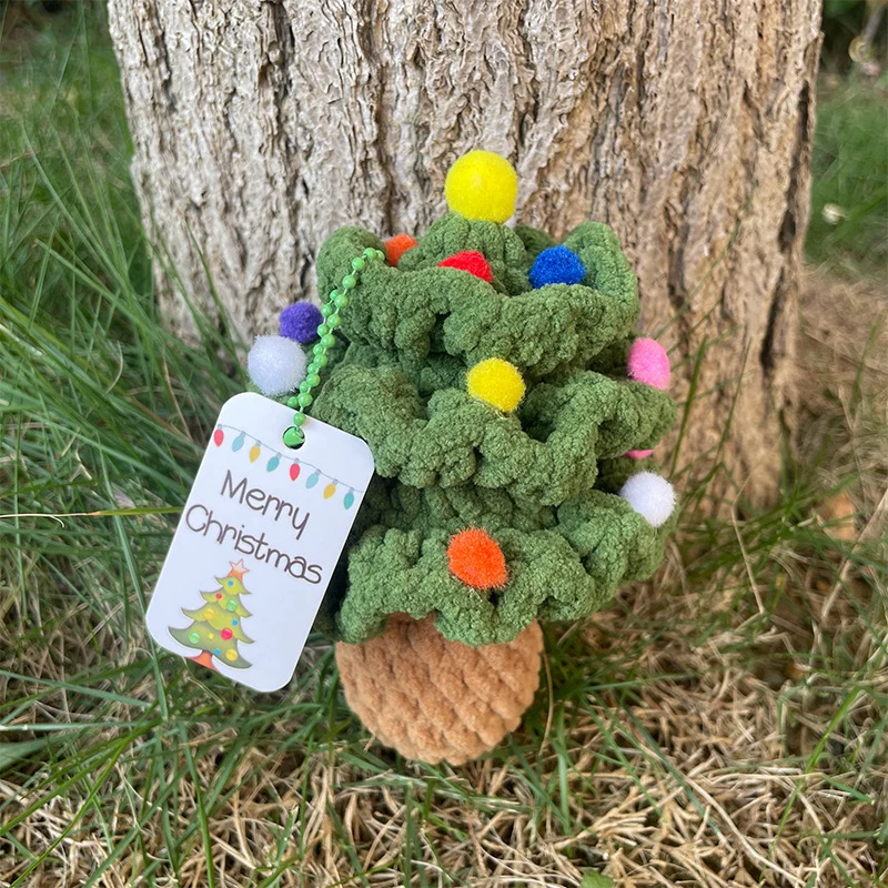 Plüschknuffel mit Weihnachtsmannhut und Schal