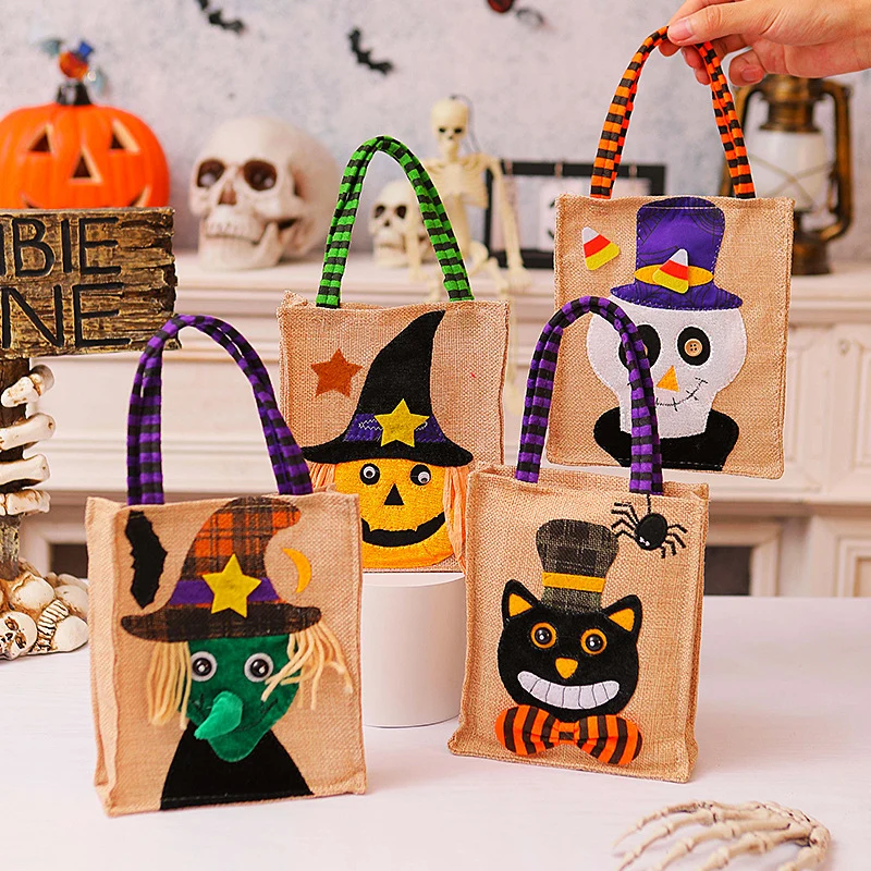 Halloween-Jutetasche mit aufgenähter schwarzer Katze und gestreiften Tragegriffen
