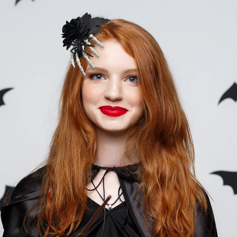 Gothic-Haarclip mit Stoffrose, Skelettfingern und Spinnen-Applikation