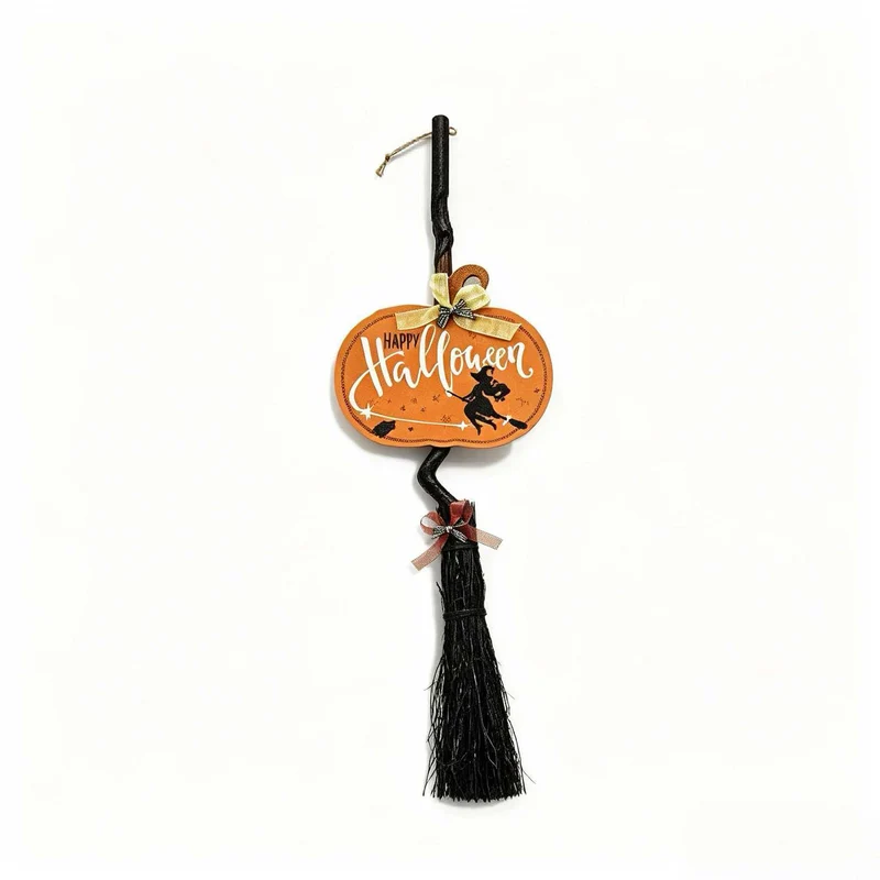 Hängender Halloween-Dekobesenanhänger mit gewundenem Stiel und 'Hocus Pocus' Schild